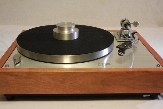 Ein Klassiker unter den Plattendrehern: Den TD-160 von Thorens gab es in verschiedensten Varianten und mit diversen Tonarmen: Besonders begehrt ist der TD-160 Super mit SME-Tonarm.